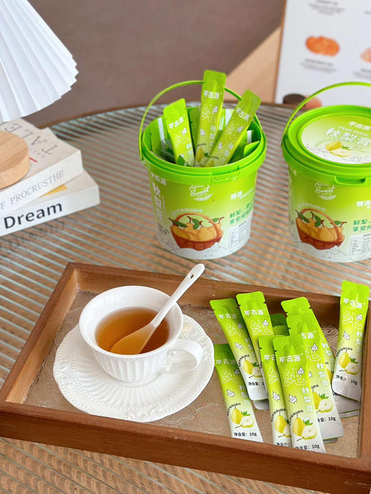 不同于市面上的速成品，我们的秋梨膏采用古法熬制，大火煮沸，文火慢炖，时间是好的调味师，每一滴都蕴含着时间的味道。膏体浓稠如琥珀，色泽诱人，那是时间与火候的完美交融。配料表只有砀山酥梨！10克×30袋 商品图0