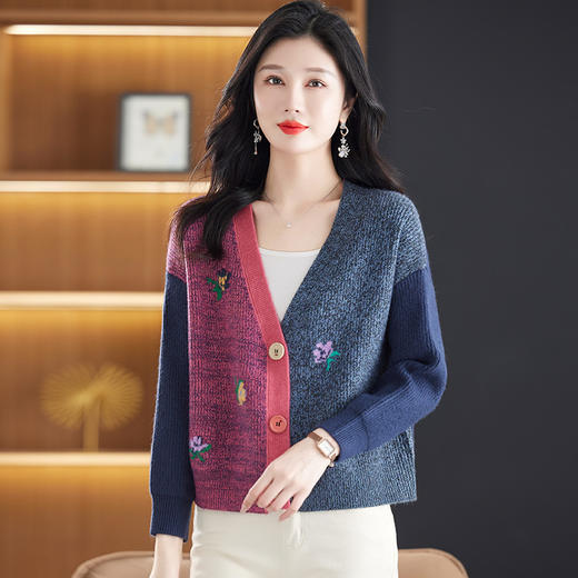 CC-17-5727时尚小个子拼色绣花针织开衫大码秋装2024新款宽松V领毛衣短外套 商品图3