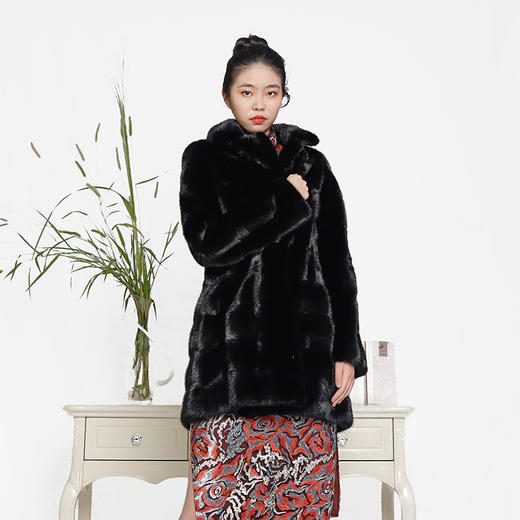 SIM GRACE 优雅夫人 进口水貂休闲中长款高端大气立领横排工艺气质外套 商品图0