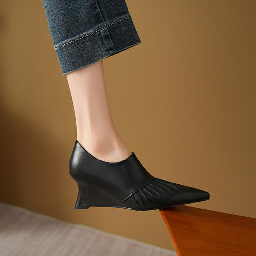 【预售5天】秋冬新款真皮法式深口尖头小众褶皱气质高跟坡跟鞋女BCXY&H2337 商品图3