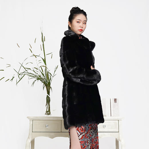 SIM GRACE 优雅夫人 进口水貂休闲中长款高端大气立领横排工艺气质外套 商品图1
