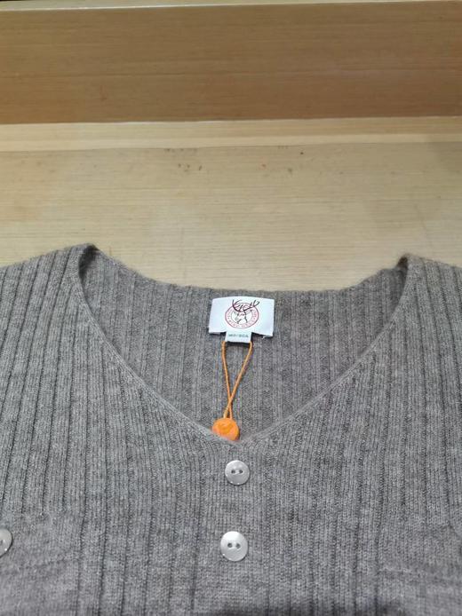 鹿王V领抽条组织女套衫 商品图1