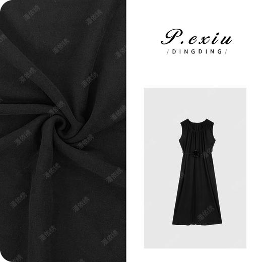 04-3潘依绣丁丁宠粉PanYiXiu/潘依绣绒面糯糯无袖压褶玫瑰圆领简约慵懒连衣裙W-62380 商品图0