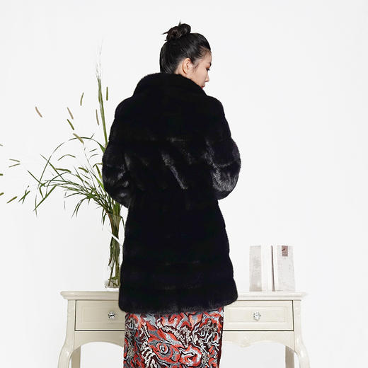 SIM GRACE 优雅夫人 进口水貂休闲中长款高端大气立领横排工艺气质外套 商品图2