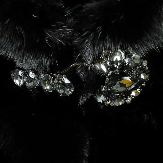 SIM GRACE 优雅夫人 女款轻奢横排设计时尚 大气外套连帽中长款整貂保暖大衣 商品图4