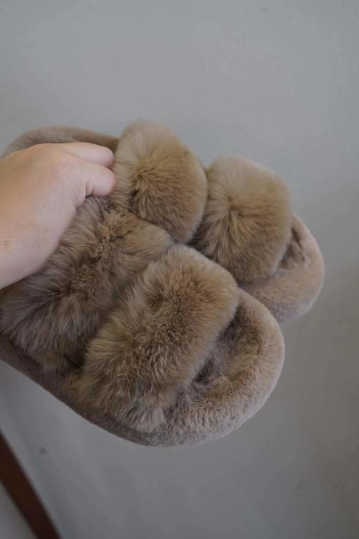 花花团精选福利回馈——上乘优质真兔毛秋冬必备毛毛拖鞋！针毛根根分明直立，厚度与密度都是一流、蓬松顺滑～舒适柔软自带慵懒气质、休闲时髦，舒适与造型感兼具！脚感软乎乎｜居家必备好物～ 商品图14