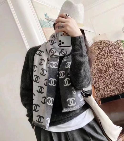 香奈儿新款姑娘们出来炸街啦黑色系色调真的**了山羊绒围巾35*180cm（AN） 商品图2