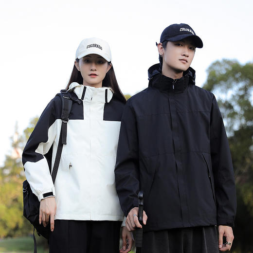 2024秋季新款情侣冲锋衣男 户外登山旅游 防风防水 潮流连帽夹克情侣外套冲锋衣女 商品图0