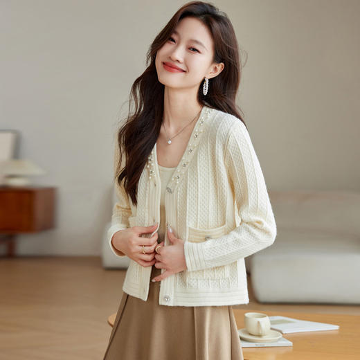 CC-J876    V领小香风针织开衫短款毛衣外套女2024春秋装新款配裙子气质上衣 商品图1