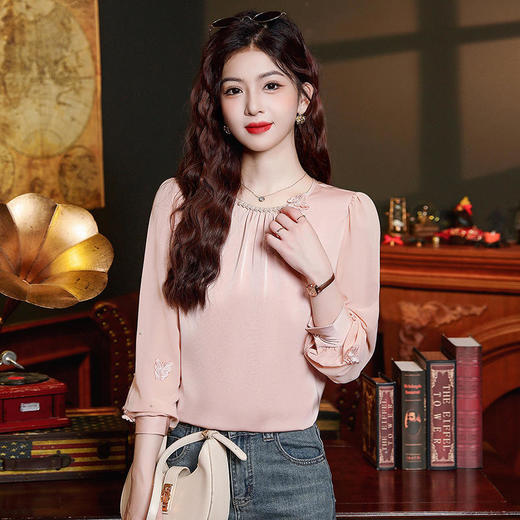 KQL323H913圆领钉珠雪纺衫宽松显瘦别致上衣 商品图3