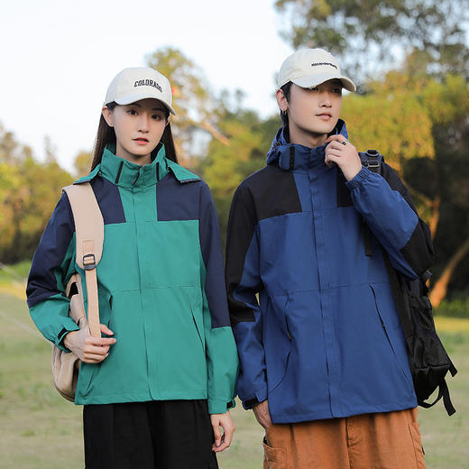 2024秋季新款情侣冲锋衣男 户外登山旅游 防风防水 潮流连帽夹克情侣外套冲锋衣女 商品图2
