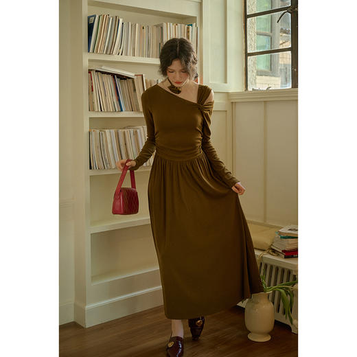 SimpleRetro戛纳微醺 法式斜肩设计针织连衣裙女秋冬长袖修身长裙 商品图1