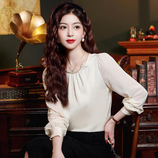 KQL323H913圆领钉珠雪纺衫宽松显瘦别致上衣 商品图1