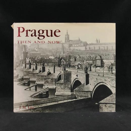 布拉格的过去与现在 140幅插图 精装16开 商品图0