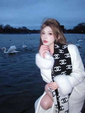 香奈儿新款姑娘们出来炸街啦黑色系色调真的**了山羊绒围巾35*180cm（AN）