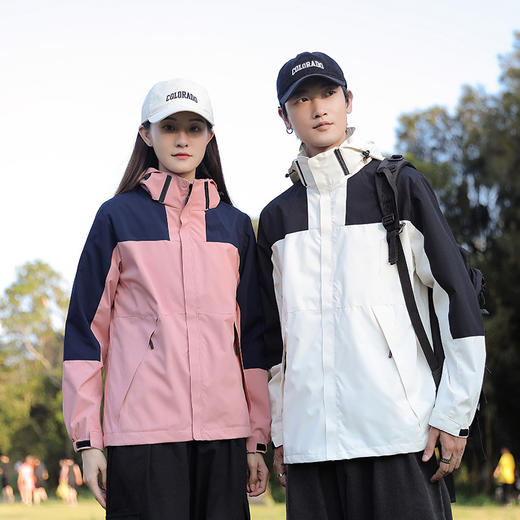 2024秋季新款情侣冲锋衣男 户外登山旅游 防风防水 潮流连帽夹克情侣外套冲锋衣女 商品图1