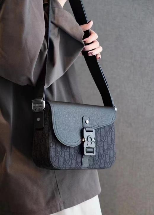 DIOR迪奥 可调节肩带翻盖开合Oblique印花 粒面牛皮革 马鞍包信使包斜挎包单肩包（CB） 商品图4