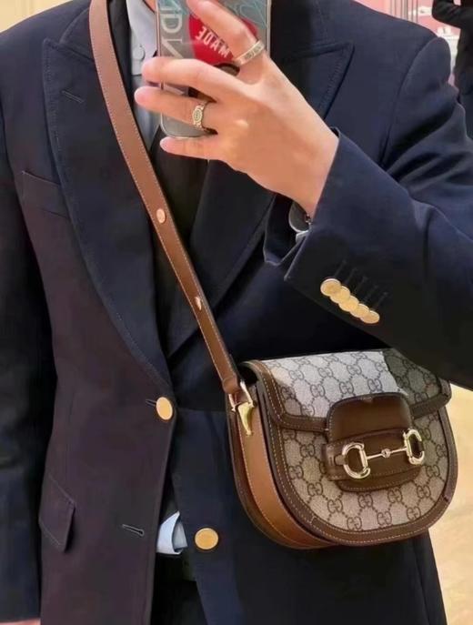 GUCCI古驰 Horsebit 1955 金色马街扣可调节肩带 帆布拼皮革饰边 帆布包马鞍包翻盖包 单肩包 迷你 男女同款情侣款 棕色（CB） 商品图3