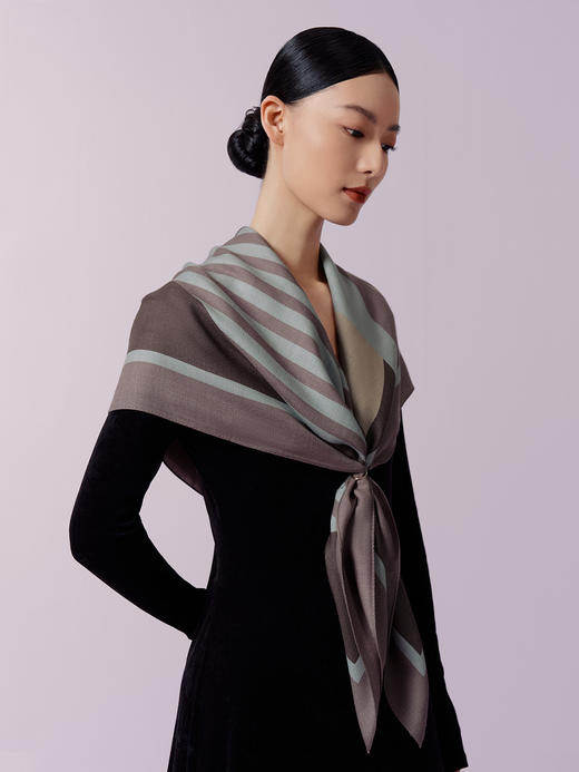 万事利双面印花丝羊毛围巾-曲的圣礼 商品图0