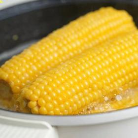 【黄金甜糯玉米】啃一口，口感是那种嫩、脆、弹结合的感觉，包裹着颗粒的果皮非常薄,从源头玉米种子到成品玉米都做了转基因检测，都完全符合非转基因标准。213项农残检测全部为0,安全放心