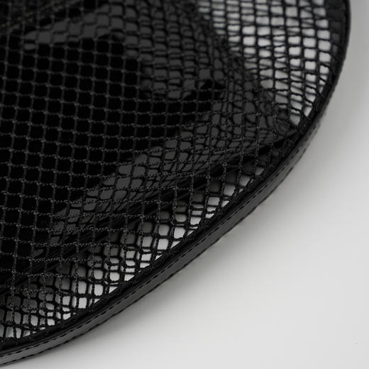 ROMI STUDIO“率性自我”漆皮编织镂空半月形单肩渔网包 444NS025 商品图4