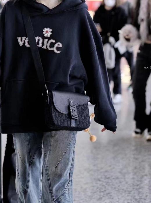 DIOR迪奥 可调节肩带翻盖开合Oblique印花 粒面牛皮革 马鞍包信使包斜挎包单肩包（CB） 商品图3