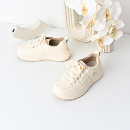 经典鲨2024年秋季款百搭圆头系带平底舒适通勤休闲小白鞋女KW160-D37251 商品图3