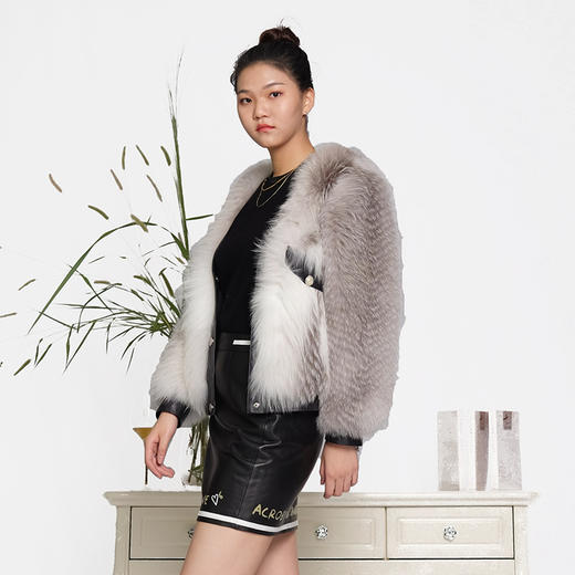 SIM GRACE  优雅夫人2024新品白茶水墨进口十字狐稀有狐狸毛皮草配绵羊皮外套 商品图1