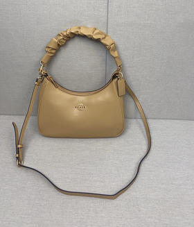 秋冬特惠💰480 蔻驰COACH新品CU126  Teri shoulder bag新设计噢，手提柄是云朵花样的