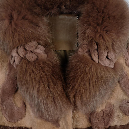 SIM GRACE 优雅夫人 女士经典的剪毛进口獭兔毛手工镶花狐狸毛领拼色外套 商品图4