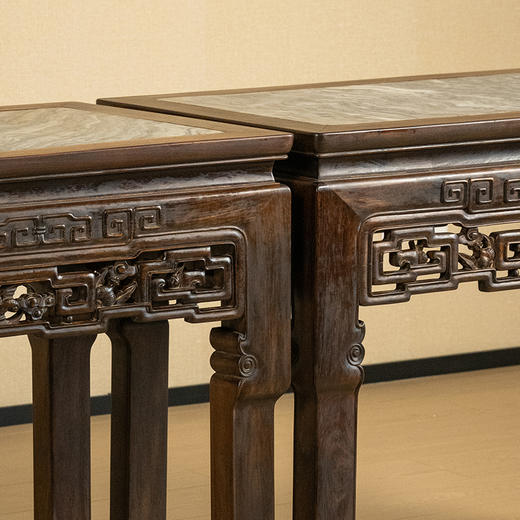 清中期 红木镶云石透雕拐子纹供桌（一对） 商品图1