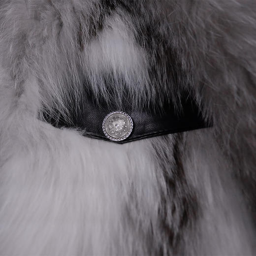 SIM GRACE  优雅夫人2024新品白茶水墨进口十字狐稀有狐狸毛皮草配绵羊皮外套 商品图4