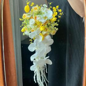 黄色系瀑布手捧花