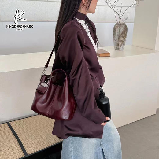 经典鲨2024年秋季新款大容量简约复古手提斜挎包 KGB37-D361821 商品图1