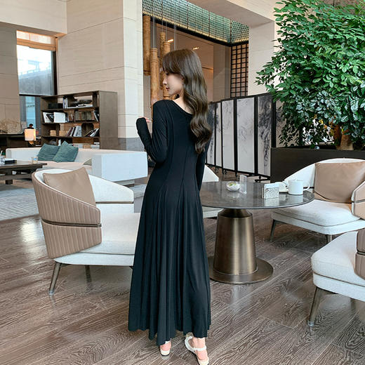 奢姿大码女装2024秋季黑色设计感针织V领连衣裙胖妹妹时尚裙子9943890184 商品图3
