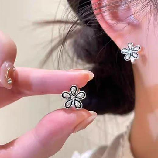 JU-D-321气质复古银白色滴釉花朵耳环女气质简约网红耳饰2024新款爆款耳扣 商品图0