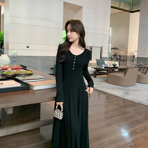 奢姿大码女装2024秋季黑色设计感针织V领连衣裙胖妹妹时尚裙子9943890184 商品图0