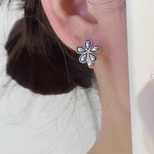 JU-D-321气质复古银白色滴釉花朵耳环女气质简约网红耳饰2024新款爆款耳扣 商品图2