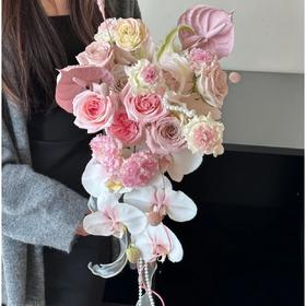 粉色系瀑布手捧花