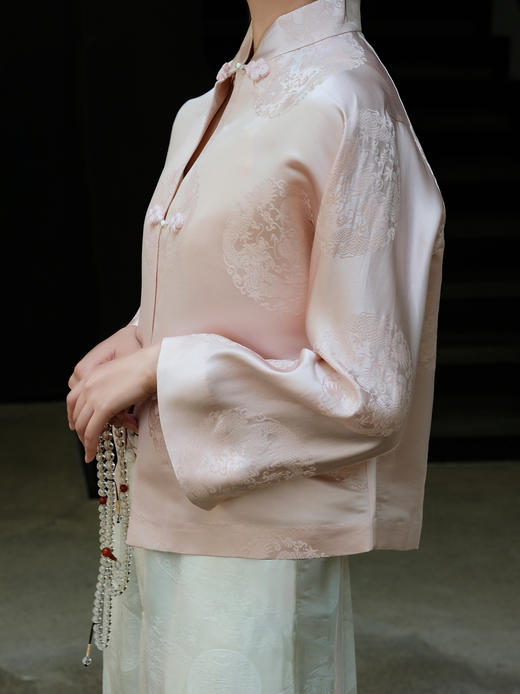 盛唐牡丹|杏花粉花蕾缎双龙团纹外套 商品图2