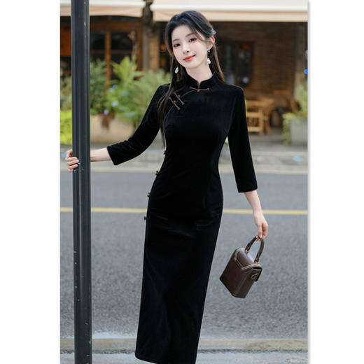 2024秋季新款复古国风年轻女士日常丝绒长款七分袖旗袍SYK183480 商品图2