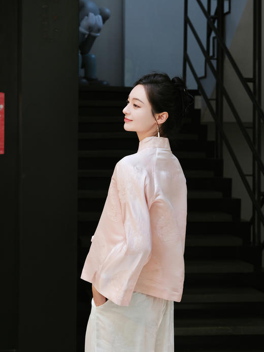 盛唐牡丹|杏花粉花蕾缎双龙团纹外套 商品图3