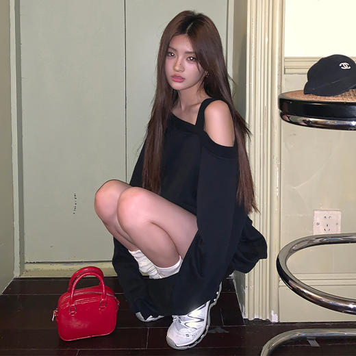 西遇斜肩灰色卫衣女秋季新款宽松套头小众长袖露肩慵懒上衣SS141054 商品图3