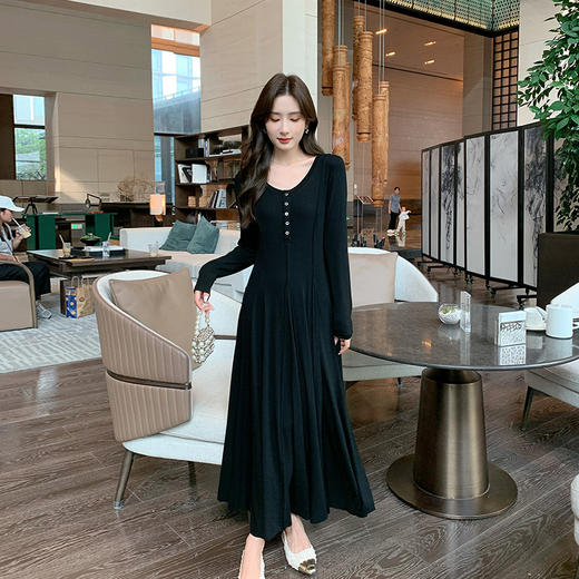 奢姿大码女装2024秋季黑色设计感针织V领连衣裙胖妹妹时尚裙子9943890184 商品图1