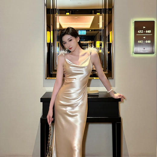 【顺丰包邮】44448 洛诗琳高级感缎面鸵鸟毛吊带连衣裙法式荡领长裙609 商品图0