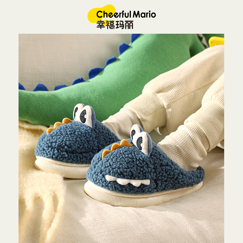 幸福玛丽 亲子款大眼恐龙棉拖鞋 HF-2001/HF-5117  半托包跟两款可选，萌趣恐龙造型 孩子爱不释“脚”；舒棉绒内里 持续锁温