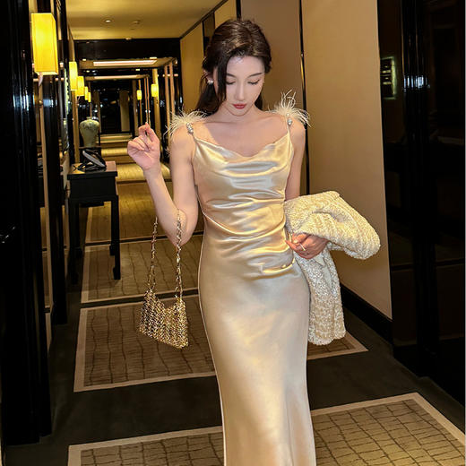 【顺丰包邮】44448 洛诗琳高级感缎面鸵鸟毛吊带连衣裙法式荡领长裙609 商品图1