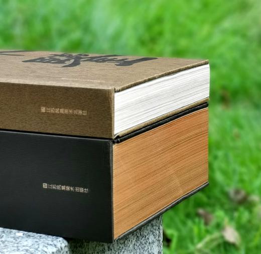 《木鉴：中国古代家具用材鉴赏》《木典：中国古代家具用材研究》，精装，16开，周默著，江苏凤凰美术出版社2021-2022年版，340+800页，分别定价：198、368元，分别售价：
95、180元。 商品图1