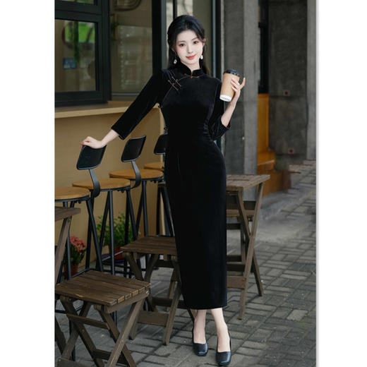 2024秋季新款复古国风年轻女士日常丝绒长款七分袖旗袍SYK183480 商品图3