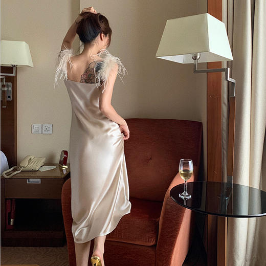 【顺丰包邮】44448 洛诗琳高级感缎面鸵鸟毛吊带连衣裙法式荡领长裙609 商品图4